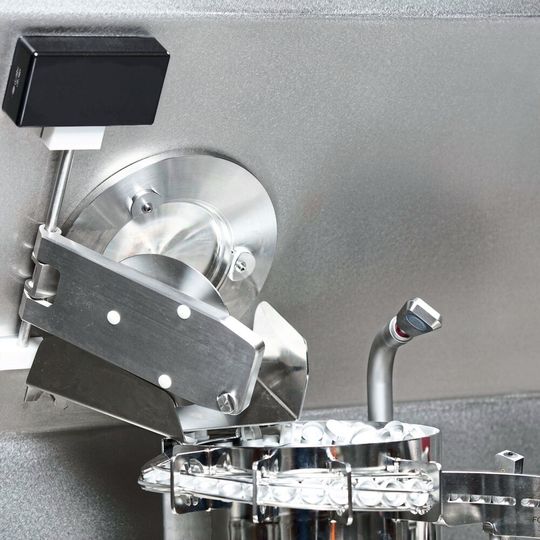 Der PMS Ultraschallsensor reguliert den Volumenstrom von Verschlusskappen.(Bild:  Microsonic)