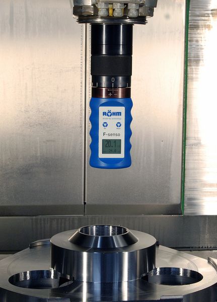 Das Einzugskraft-Messgerät F-senso „spindle“ mit passendem Adapter für HSK, PSC oder Steilkegel wird an diesem in den Spindelkonus der Bearbeitungsmaschine gezogen, um dort die Einzugskraft des Systems zu messen. (Bild: Röhm)