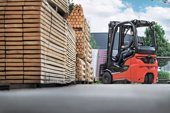 Graepel fertigt Heckdeckel und weitere Außenbauteile für die Elektro-Gegengewichtsstapler Xi10 bis Xi20 von Linde Material Handling und liefert diese montagefertig an.(Bild:  Graepel)