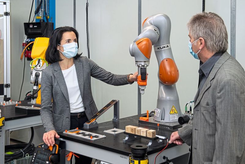 Agathe Koller erläutert die Möglichkeiten des Laborroboters. (Bild: Thomas Entzeroth)