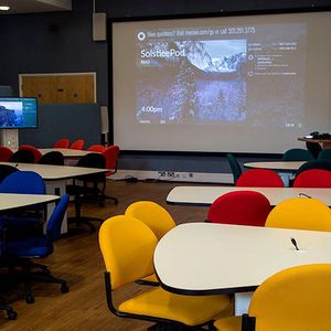 Der "Collabatory Space" der DMU nutzt Solstice Pods für Aktivitäten im Stil von Workshops in kleinen Gruppen.