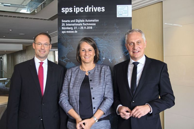 Turck-Geschäftsführer und Ausstellerbeiratsvorsitzender Christian Wolf, Sylke Schulz-Metzner, Bereichsleiterin SPS IPC Drives, und Martin Roschkowski, Geschäftsführer der Mesago Messe Frankfurt GmbH (v.l.) freuen sich, dass die Messe SPS IPC Drives durch die neue Halle 3C auf dem Nürnberger Messegelände weiter wachsen kann. (Reinhold Schäfer)