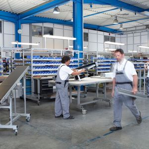 Die Standardprodukte bei Maschinenbau Kitz wie der Gurtförderer GUF-P 2000 können durch unterschiedliche Längen, Breiten, Höhen, Material oder benötigte Antriebsleistung extrem variantenreich ausgeprägt werden. Theoretisch entstehen so Millionen konstruktiver Varianten möglicher Produkte.