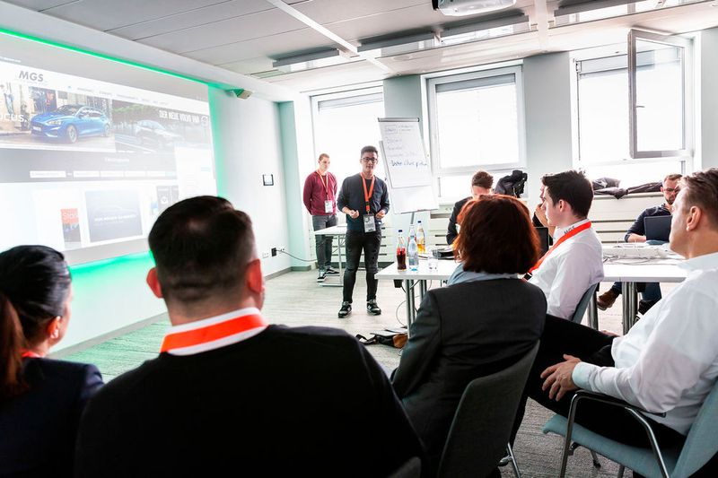 Dabei entwickelten fünf Teams aus Start-ups und Händlern kreative Ideen für das Gebrauchtwagengeschäft. (Bild: Stefan Bausewein)