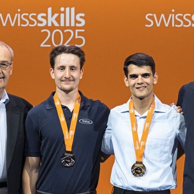 Bundesrat Guy Parmelin mit den Siegern im Bereich «Polymechaniker CNC Fräsen»: Gold ging an Manuel Nussbaumer (Bucher Hydraulics AG, Mitte), Silber an Nico Jonas Känzig (Fraisa SA, links) und Bronze an Aaron Bucher (Rego-Fix AG, rechts) ... (Bild: Manu Friedrich)