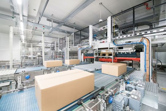 Volatile Lieferketten, Arbeitskräftemangel, erhöhte Ergonomievorschriften und die geringe Flächenverfügbarkeit sind, wie die TGW-Experten wissen, die größten Automatisierungstreiber im Einzelhandel. Mit dem Fullpick-System könne man sich diesen Herausforderungen stellen. Volatile Lieferketten, Arbeitskräftemangel, erhöhte Ergonomievorschriften und die geringe Flächenverfügbarkeit sind, wie die TGW-Experten wissen, die größten Automatisierungstreiber im Einzelhandel. Mit dem Fullpick-System könne man sich diesen Herausforderungen stellen.