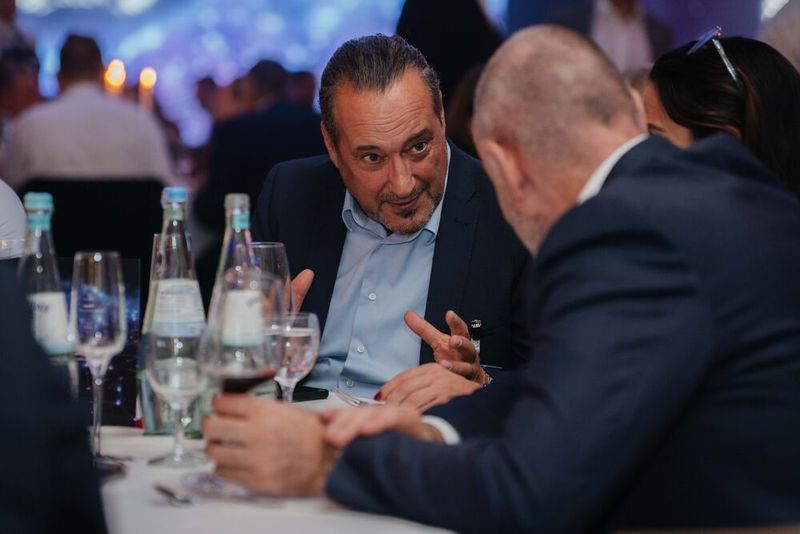 Jorge Soares (Splunk) ist ganz vertieft ins Gespräch mit seinen Tischnachbarn. (Bild: Manuel Emme Fotografie)