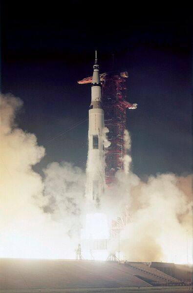 Start der Saturn-V-Rakete: Erstmals in der bemannten US-Raumfahrt hob eine Rakete nachts ab, konkret um 0:33 Uhr Eastern Standard Time. (Bild: Nasa)