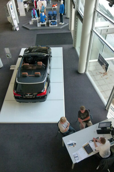 Blick auf den abwechslungsreich gestalteten Showroom im Autohaus Müller. (Foto: Lulei)