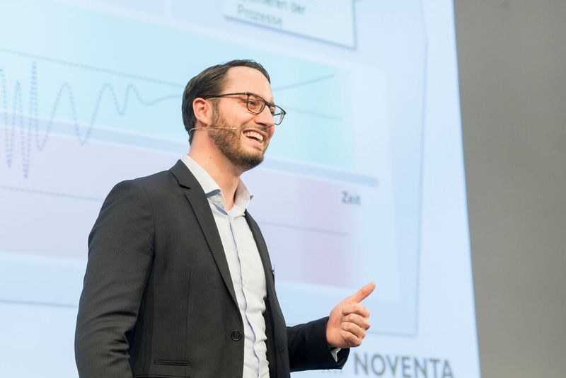 Julian Mundl, Noventa Consulting AG, zeigte deutlich auf, wie mit Lean Management Kosten eingespart und Effizienz erhöht werden kann. (Thomas Entzeroth)