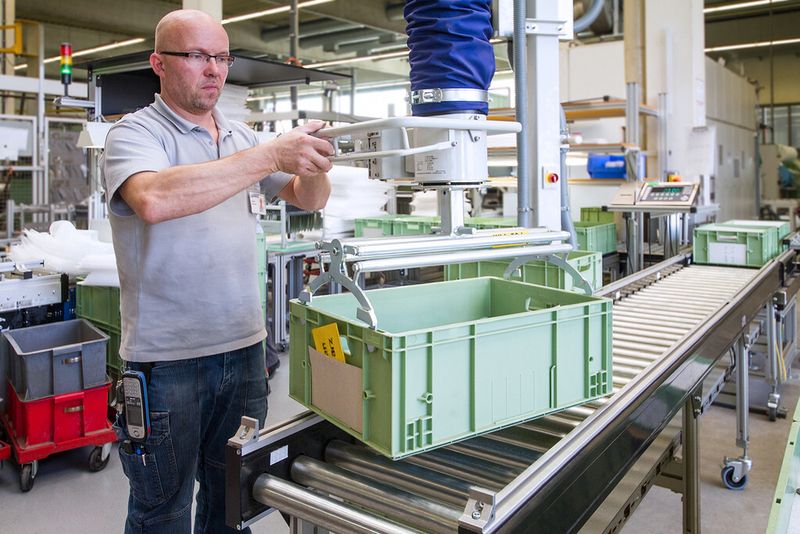 Hebehilfen sind ein wichtiges Werkzeug für ergonomisches Arbeiten. (Bild: F&K)