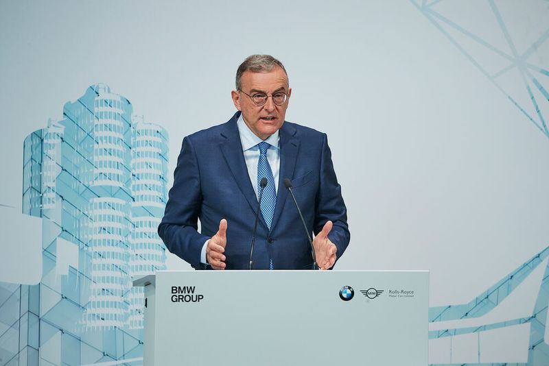 Der bisherige Vorsitzende des Aufsichtsrats von BMW, Norbert Reithofer, wurde für fünf weitere Jahren in den Aufsichtsrat und im Anschluss an das Aktionärstreffen erneut zum Vorsitzenden des Gremiums gewählt. Reithofer begleitet BMW seit mehr als drei Jahrzehnten. Er trat 1987 in das Unternehmen ein und war von 2006 bis 2015 Vorsitzender des Vorstands. Seit 2015 ist er Vorsitzender des Aufsichtsrats. (BMW)
