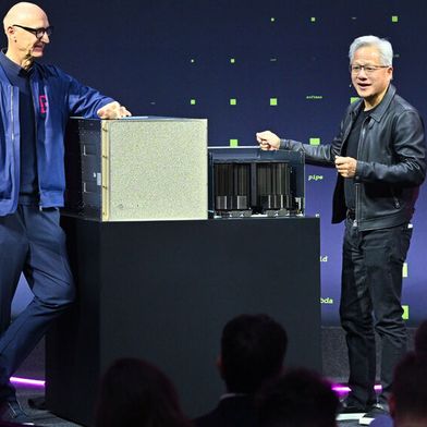 Tim Höttges, Vorstandsvorsitzender Deutsche Telekom (links), und Jensen Huang, CEO Nvidia, auf der Pressekonferenz am 4. November 2025. (Bild: Deutsche Telekom AG / Marc Steffen Unger)