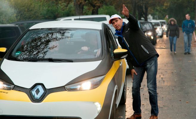 Organisator Werner Hilbrand-Hillebrand-Hansen weist einen Renault ZOE ein (Bild: ePROJEKT)
