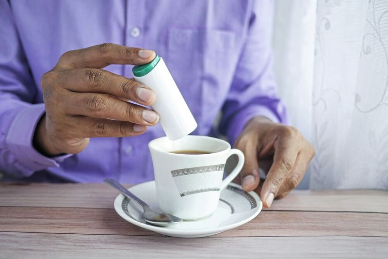 Platz 8: künstliche Süßungsmittel (z.B. Aspartam) – 33&nbsp;%  Light und Zero Produkte begegnen uns täglich im Supermarkt. Ein Drittel der Befragten verunsichert allerdings das Thema rund um künstliche Süßungsmittel.  Wie die Süße zellulär wirkt, erfahren Sie hier: Kontroverse Süße: Wie wirken Süßstoffe in unserem Körper?   (Bild: frei lizenziert)