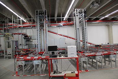 Ab Februar/März 2012 sollen Palettierroboter die Mitarbeiter bei der Ausschleusung der Waren entlasten. (Otto)