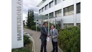 vlnr. Peter Moldenhauer, Geschäftsführer Demag Cranes & Components, Paul Egger, Leiter Technischer Dienst, STI Hartchom AG.  (Bild: Demag)