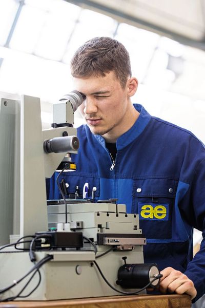 Das Messen der Uhrenschrauben geschieht unter einem Mikroskop mit angeschlossenem Messsystem. (Bild: Horn/Sauermann)