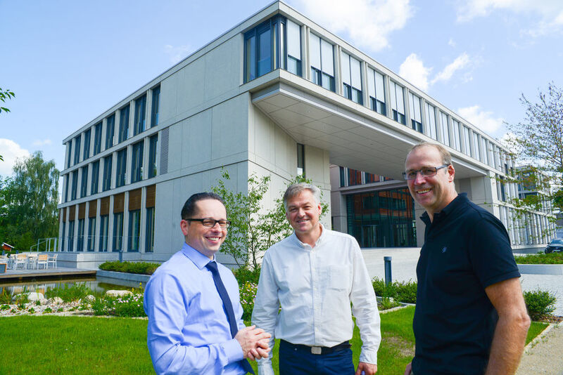 Henner Struthoff (links) von der JHS freut sich über das positive Feedback der Stiftungsmitarbeiter zum neuen Bürogebäude. Lars Jacobsen (rechts) und Mike Blankenberg vom Planungsbüro Petersen-Ingenieure sind zufrieden mit dem Projektverlauf. (Thorsten Sienk / Wago)