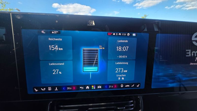 8. Das DC-Laden: Mercedes gibt eine maximale Ladeleistung von 330 kW an entsprechend ausgelegten Schnellladesäulen an. Diese Ladeleistung wurde an einem 400 kW-Charger auch tatsächlich erreicht. Auch die Ladekurve bleibt recht lange stabil. Steuert man eine Schnellladesäule an, muss man keine Geduld mitbringen: In gut zehn Minuten sind über 300 Kilometer zusätzliche Reichweite möglich. (Bild: Mauritz – VCG)