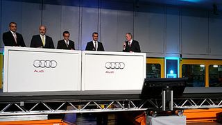 Die Audi-Führungsmannschaft vor der neuen Großraumsauger-Transferpresse von Schuler/Müller Weingarten. (Archiv: Vogel Business Media)