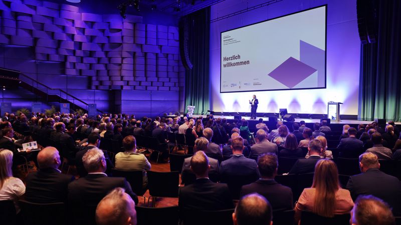 Blick ins Plenum beim Baukongress 2024. Die Veranstaltung zieht auch dieses Jahr wieder zahlreiche führende Köpfe der Bau- und Immobilienwirtschaft nach Aachen. (Bild:  FAZ, Business Media GmbH/Jörn Wolter)