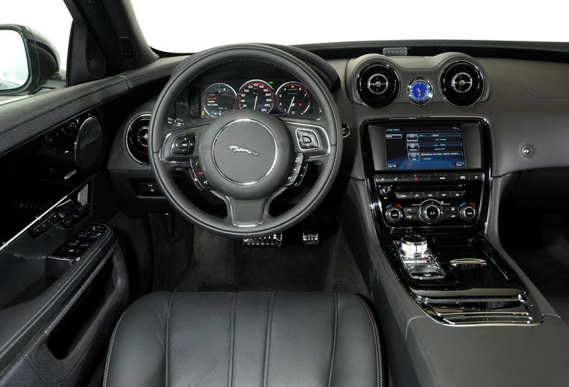 Im Innenraum des Jaguar XJ herrscht trotz der innovativen Karosserie traditioneller Luxus. (Archiv: Vogel Business Media)