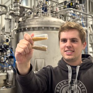 Jan Malte Nordmann mit Proben des Myzels(Bild:  Eat Beer)