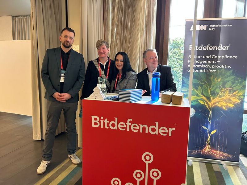 Am Bitdefender-Stand mit (v. l.) Niklas Mittrup (ADN), Tina Storm (ADN), Stefania Corona (ADN) und Thomas Kloth (Bitdefender)   (Bild: Vogel IT-Medien)