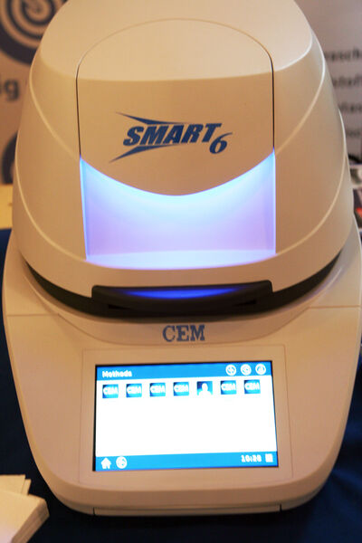 Der Mikrowellenverascher Smart 6 von CEM erlaubt eine schnelle und effiziente Feuchtebestimmung. (Bild: LABORPRAXIS)