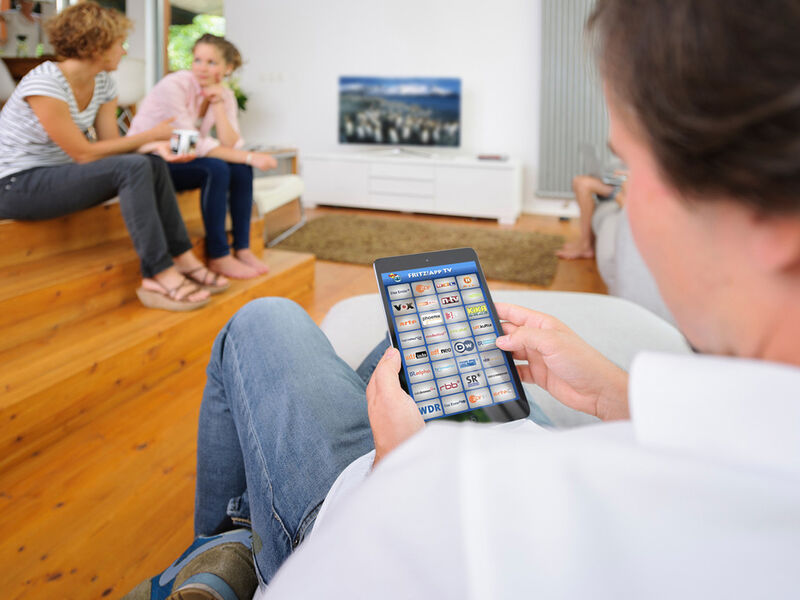 Kabel-TV-Programme lassen sich so über Netzwerk auf Tablets, Notebooks und Smartphones wiedergeben. (Bild: AVM)