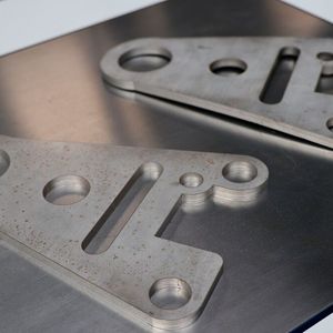 Im Bereich Richten zeigt Arku sein gesamtes Spektrum an Präzisionsrichtmaschinen, von der kompakten EcoMaste® für kleinere Bauteile bis zum leistungsstarken FlatMaster, der bis zu 60 mm dicke Brennteile zuverlässig bearbeiten kann.(Bild:  Maschinenmarkt/rw)