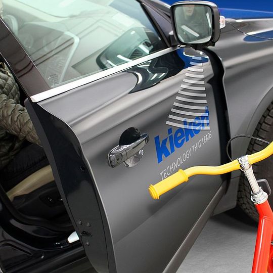 Mit I-Protect stoppt die Tür vor Hindernissen automatisch ab.(Foto:  Kiekert)