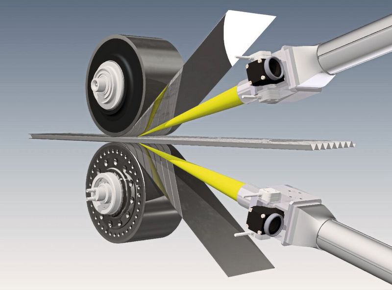 So funktioniert die laserbasierte Sandwichplattierung: Die Anlage befördert eine flexible Bahn aus hohlen metallischen Innenstrukturen zwischen zwei Walzen und rollen die untere sowie die obere Blechdeckschicht ab. In den hauchdünnen Spalt zwischen Innenstrukturbahn und Deckblech zielen zwei Laser und schmelzen die Oberflächen der Metallschichten auf. Die Walzen pressen Bleche und Innenstrukturen zusammen, die Metallschmelze erstarrt und fixiert beide dauerhaft miteinander. (Bild: Fraunhofer IWS)