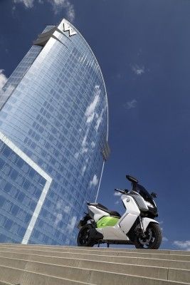 Der neue BMW C evolution bei der offiziellen Präsentation in Barcelona (BMW)