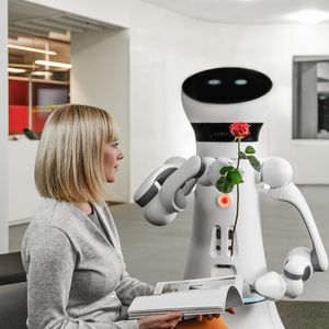 Freundlich und sympathisch. Unsichtbar, wenn man ihn nicht braucht. Tag und Nacht auf Abruf. Der Butler von morgen heißt „Care-O-bot 4“, wurde vom Fraunhofer IPA in Stuttgart entwickelt und feiert auf den SCHUNK Expert Days on Service Robotics seine öffentliche Weltpremiere.