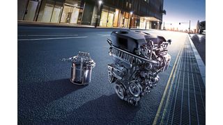 Antriebe im Größenvergleich: E-Motor (links) und Ottomotor (rechts). (Bild: MG Motor)