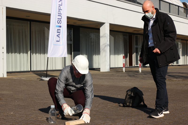 Der Vortrag von Eric Lehnen von DWK endete mit einer Vorführung der Bruchfestigkeit seiner Duranglas-Flaschen. Mit denen lässt sich problemlos ein Nagel ins Holz hämmern.  Mehr Infos zu den kommenden LAB-SUPPLY-Messen finden Sie auf www.lab-supply.info.  (LABORPRAXIS, C. Lüttmann)