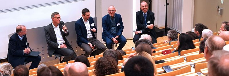 Panel-Diskussion beim Quanten-Networking-Abend des Münchener Kreises: (v.l.n.r.) Prof. Dr. Michael Dowling (Vorsitzender des „Münchner Kreis“), Manfred Rieck, DB Systel, Dr. Michael Förtsch, CEO QANT, Jan Berger, CEO Themis Foresight, Prof. Dr. Dieter Kranzlmüller, Leiter des Leibniz-Rechenzentrums Garching) Panel-Diskussion beim Quanten-Networking-Abend des Münchener Kreises: (v.l.n.r.) Prof. Dr. Michael Dowling (Vorsitzender des „Münchner Kreis“), Manfred Rieck, DB Systel, Dr. Michael Förtsch, CEO QANT, Jan Berger, CEO Themis Foresight, Prof. Dr. Dieter Kranzlmüller, Leiter des Leibniz-Rechenzentrums Garching)