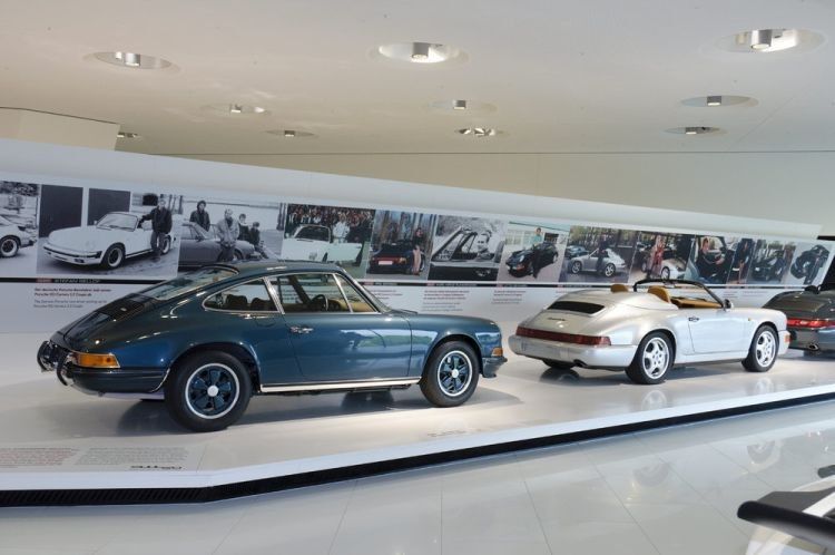 Auch prominente 911-Vorbesitzer werden in der Sonderausstellung „50 Jahre 911“ in Form einer langen Plakatwand vorgestellt. (Foto: Porsche)