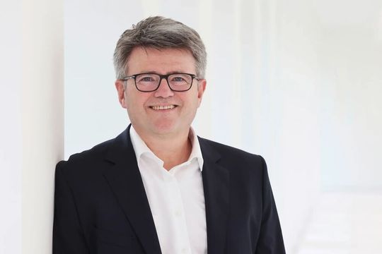 Die erste Gesprächsrunde zwischen IG Metall und VW ist nach drei Stunden ergebnislos in Hannover ausgelaufen. Arne Meiswinkel vertritt dabei Volkswagen: „Wir müssen sparen. Mehr Lohn geht da nicht – eher im Gegenteil. Was die Gewerkschaft fordert, ist deshalb utopisch.“(Bild:  Volkswagen)