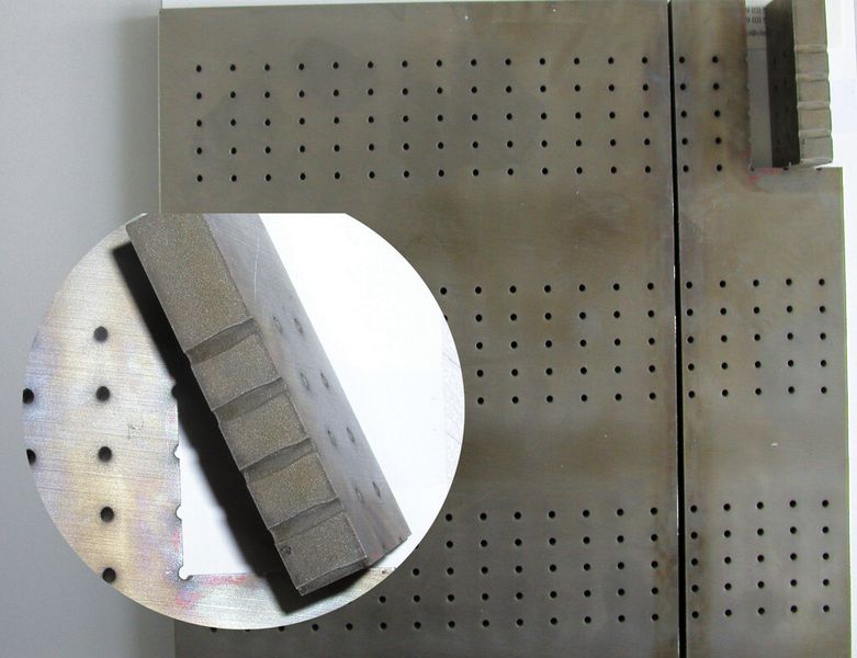 Bild 1: Um die Nachteile des mechanischen Bohrens zu eliminieren, lässt sich die Wasserstrahl-Schneidtechnik auch für Bohrungen nutzen. (Bild: TÜV Rheinland)