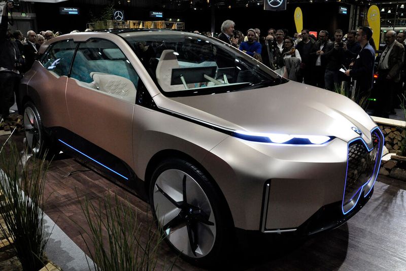 Der BMW-Händler ließ sich generell nicht lumpen und ermöglichte den Besuchern einen Blick in die Zukunft von BMW. (Bild: Wehner/»kfz-betrieb«)