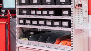 Außer klassische Behälterebenen in Form von gewöhnlichen Fachböden, eröffnet das neue CPS-Kanban flex mittels modularer Schienenfachböden auch die Möglichkeit zu bodenlosen Ebenen.  (Bild: Würth / Th. Möller)