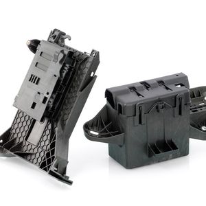 Das MuCell-Verfahren von Pöppelmann K-TECH bietet viele Vorteile für die Automobilindustrie: Egal ob bei Batterieboxen oder Befestigungssystemen, häufig können das Gewicht deutlich reduziert und Dichtevorteile erzielt werden.