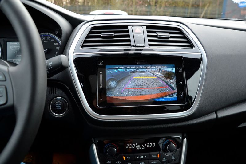 … eine Einparkhilfe vorn und hinten … (Michel/»kfz-betrieb«)