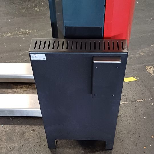 Nur bei einem anwesenden Fahrzeug wird das Energiefeld aufgebaut und es bleibt während des Ladevorgang auch innerhalb von Ladestation und AGV − keine Gefahr also für Personen im Umfeld.(Bild:  Melkus)