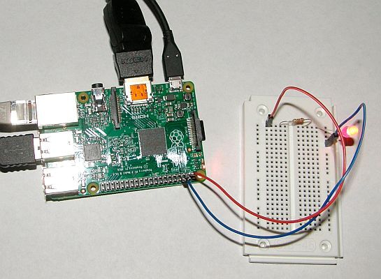 Technikprojekte für Kinder und Jugedliche: Eine LED via GPIO-Pins des Raspberry Pi zum Leuchten bringen, ist das erste Projekt der „Großen Baubox Raspberry Pi für Kids“ von Franzis. (Bild: Margit Kuther)