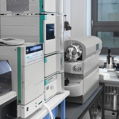 Fig. 1 : Les laboratoires d'analyse abritent des équipements de grande valeur. Cependant, on néglige souvent de prendre en compte le coût réel d'acquisition d'un équipement, c'est-à-dire le coût total de possession (Total Cost of Ownership). Ce dernier inclut également des facteurs tels que la formation, l'informatique et le potentiel d'innovation. (Image illustrative) (Photo : ©tilialucida - stock.adobe.com)