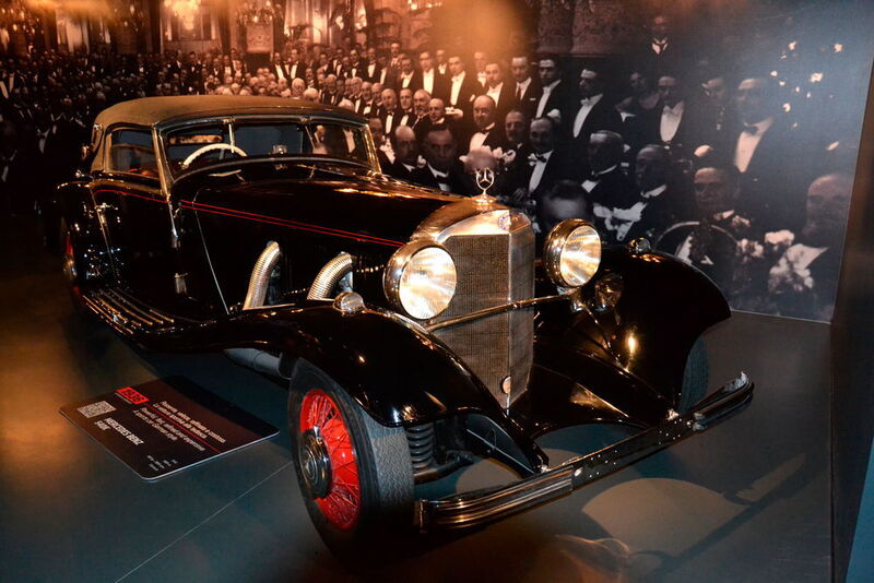 Mit seinem Achtzylindermotor kam der Mercedes-Benz 540 K auf 170 km/h. Dieses Auto war für die meisten Herren auf dem Foto im Hintergrund sicher ein Traumwagen. (Michel / »kfz-betrieb«)